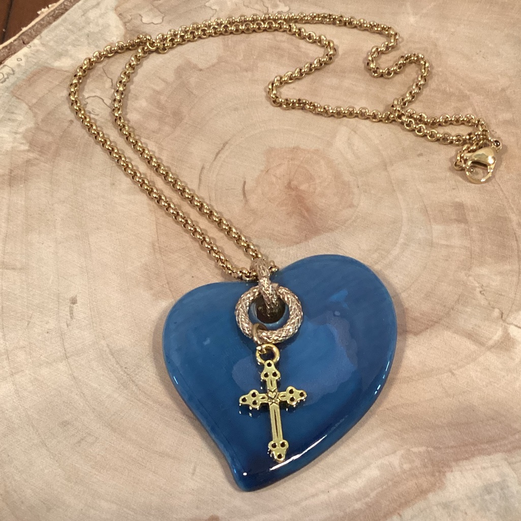 Cross Your Heart Necklace 15$